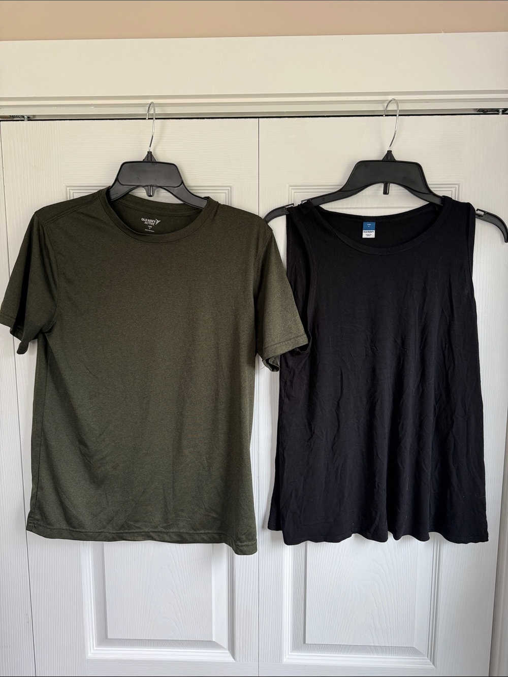 Old Navy Olive Green Short Sleeve Tee & Black Tank Top Size Small